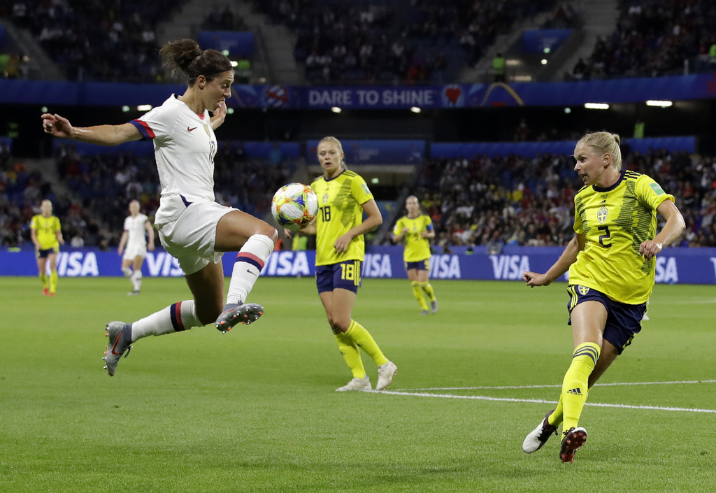 La estadounidense Carli Lloyd (i) intenta controlar el balón ante la sueca Jonna Andersson (d) durante el partido de la última jornada en la fase de grupos del Mundial Femenil. (AP)
