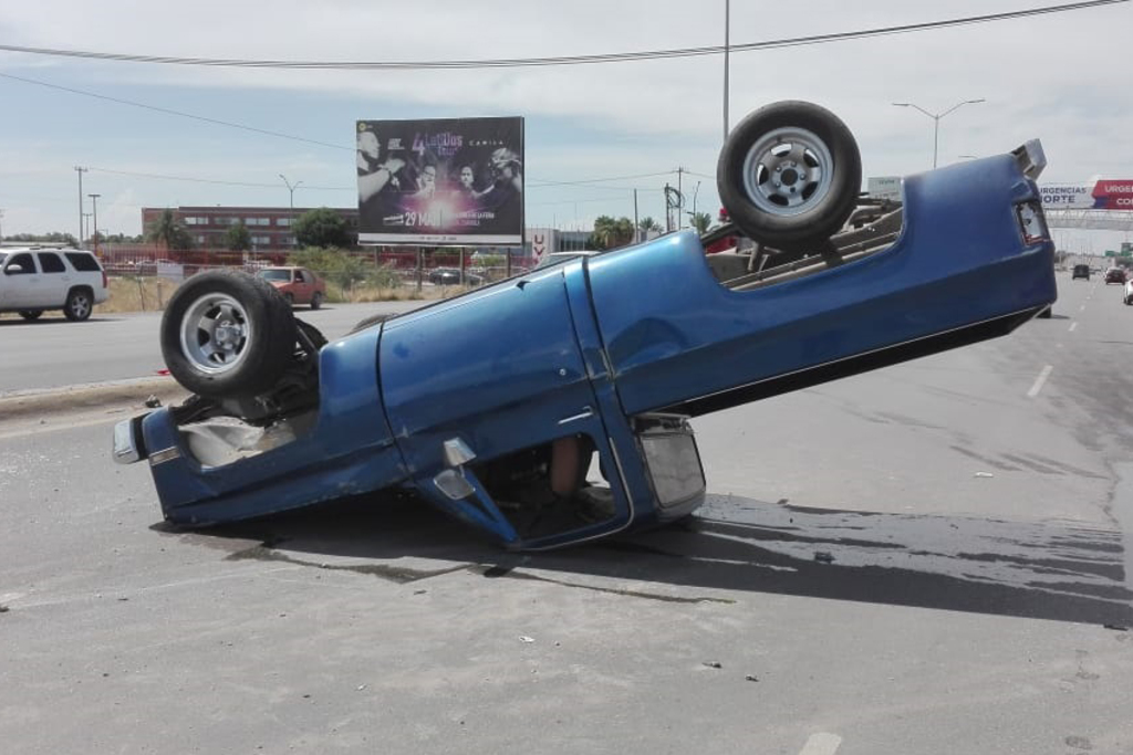 Conductor de camioneta choca contra luminaria y después vuelca en carretera Torreón - San Pedro. (EL SIGLO DE TORREÓN)