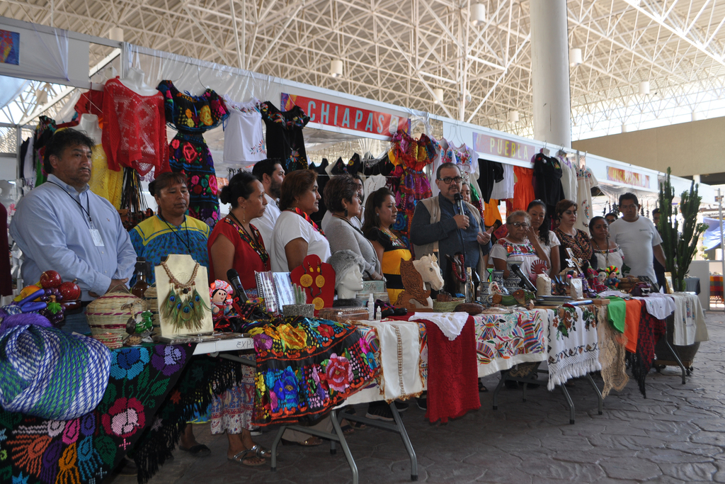 Los cerca de 100 artesanos que participan en la Expo Feria de Gómez Palacio pidieron a las familias dignificar su labor y no regatear. (EL SIGLO DE TORREÓN)