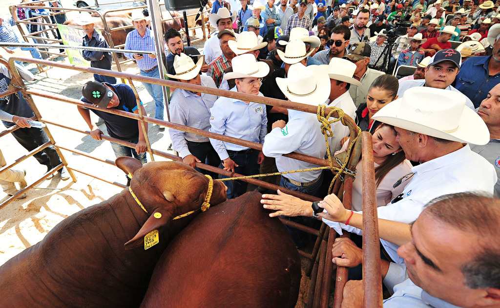 Aspectos generales de la visita que realizó el gobernador de Durango en productores ganaderos. (EL SIGLO DE TORREÓN)