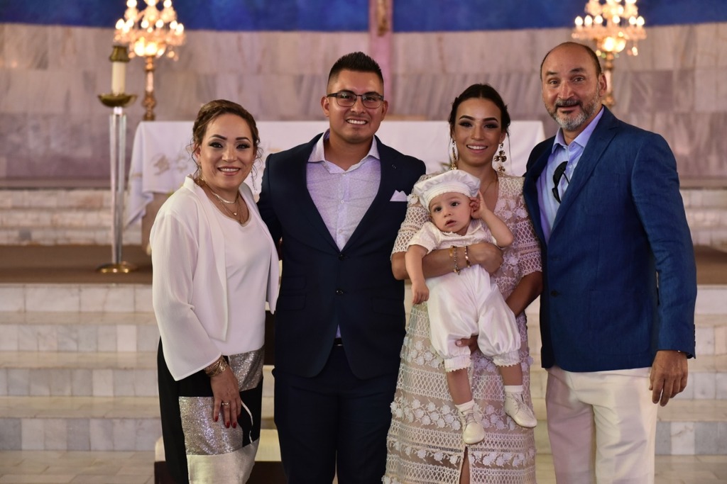 Édgar Gómez Ibarra acompañado de sus abuelos maternos Miriam Aldape y José Lino ibarra y de sus padres Gabriela Ibarra y Édgar Gómez.