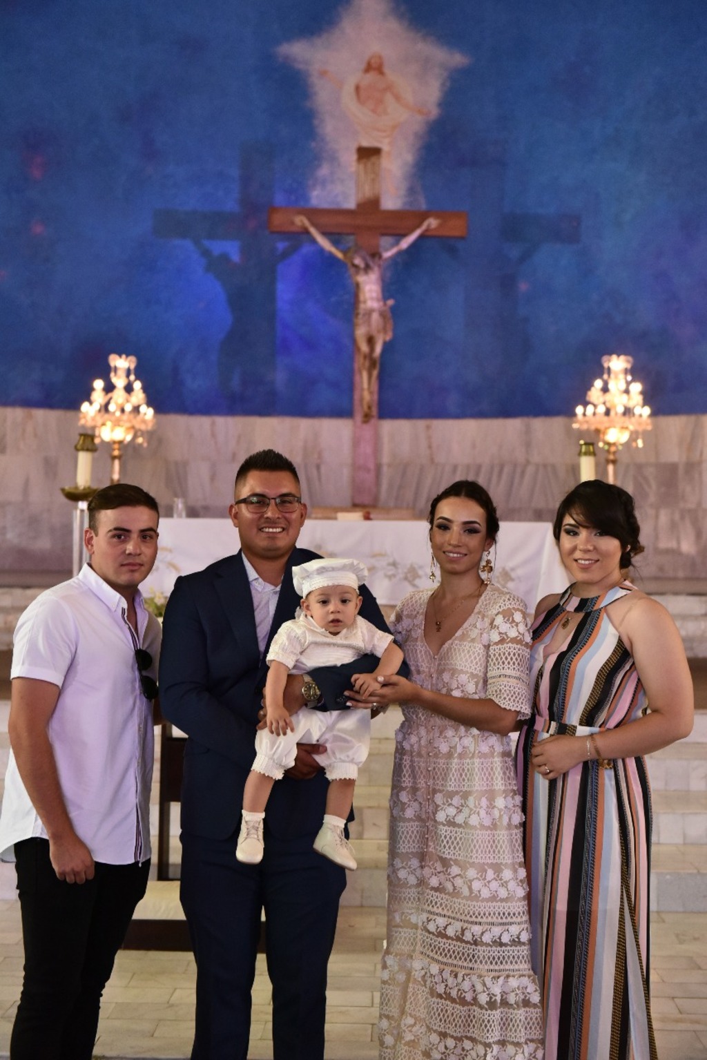 El festejado acompañado por sus padres y padrinos Cecilia Aldape y Sergio Alfaro.