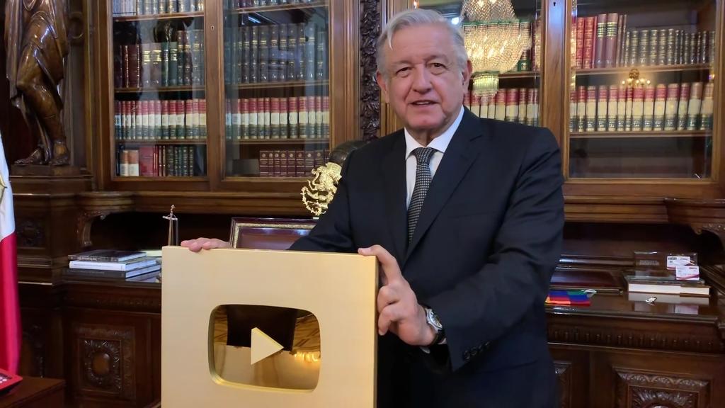 El presidente Andrés Manuel López Obrador (2018-2024) recibió hoy el botón dorado por alcanzar el millón de seguidores en su canal de YouTube. (ARCHIVO)