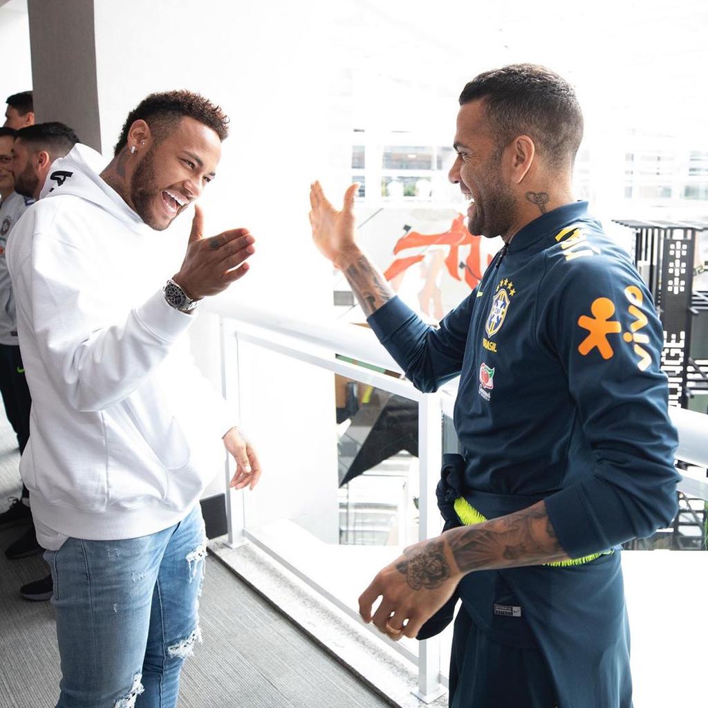 El delantero Neymar, ausente por lesión de la Copa América 2019, visitó este viernes a sus compañeros de la selección brasileña en Sao Paulo. (ESPECIAL)