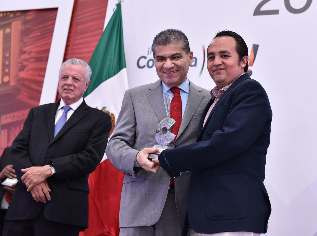Se reconoció a Iván Hernández, quien obtuvo su premio en la categoría de Periodismo de Espectáculos por su texto 'Historia de la vía corrupta'. (ERICK SOTOMAYOR)