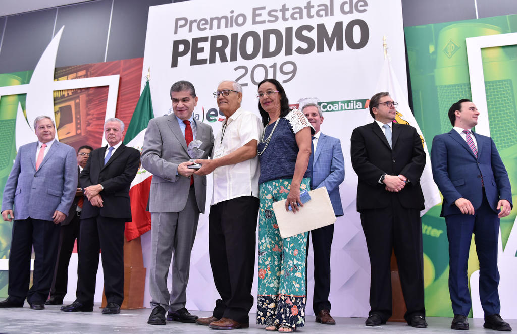 Los padres del columnista Vicente Alfonso Rodríguez, recibieron el premio por su texto 'Cinco años sin Gabo'. (ERICK SOTOMAYOR)