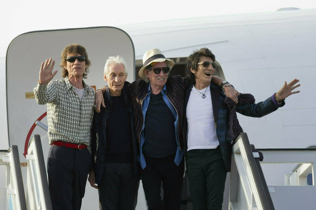 Preparados. Los Rolling Stones, Mick Jagger, Charlie Watts, Keith Richards y Ron Wood, de izquierda a derecha, en bajando de su avión para ofrecer sus conciertos.