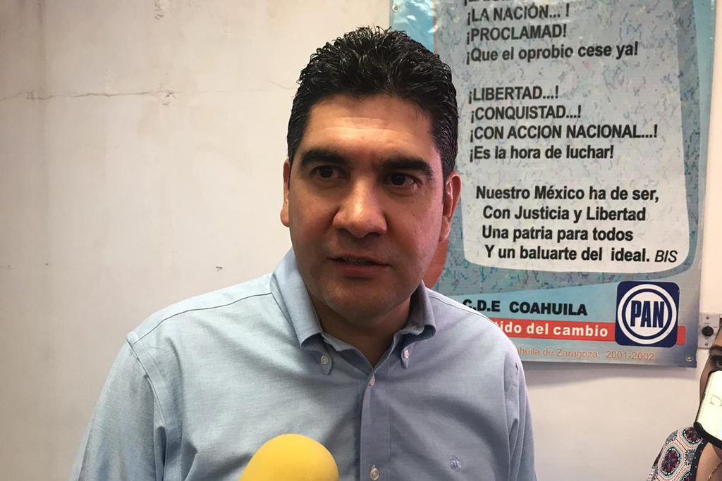Jesús de León, presidente del PAN en Coahuila, acusó al gobierno del estado de 'solapar' a responsables de la 'megadeuda'.