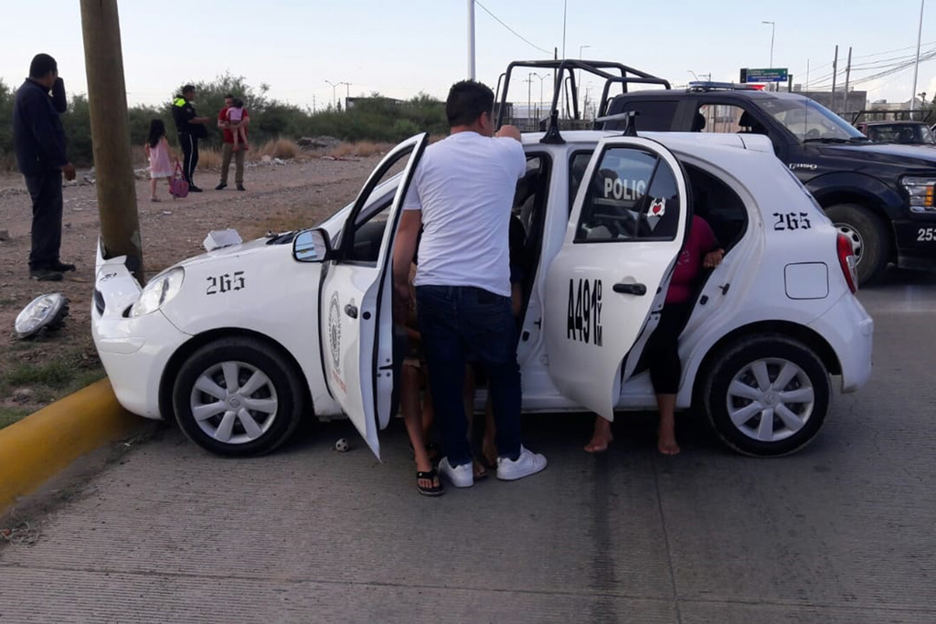 El accidente ocurrió en el bulevar Carlos Herrera, la altura del fraccionamiento Los Arrayanes. (EL SIGLO DE TORREÓN)