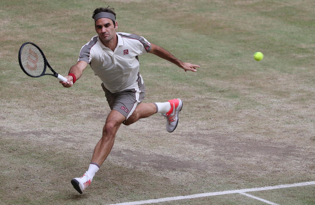 Roger Federer tuvo un día tranquilo y derrotó 6-3 y 6-3 a Pierre-Hughes Herbert. (EFE)