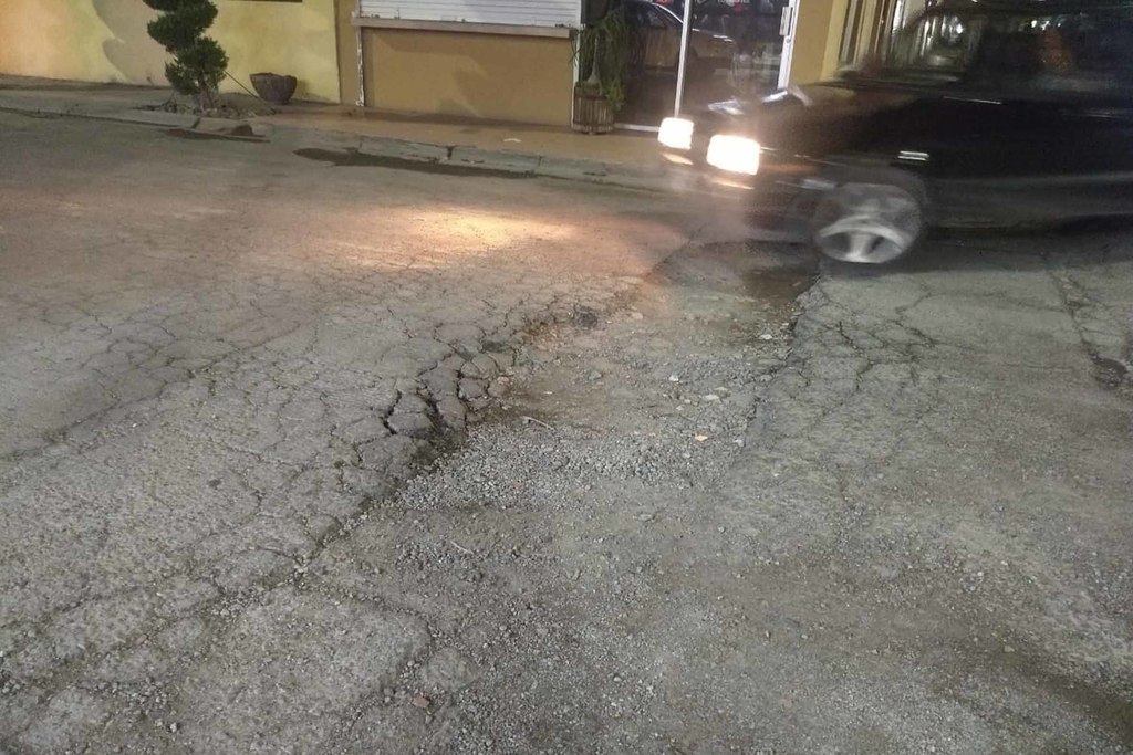 Vecinos de la colonia Torreón Residencial se quejaron del mal estado del asfalto en ese sector. (EL SIGLO DE TORREÓN)