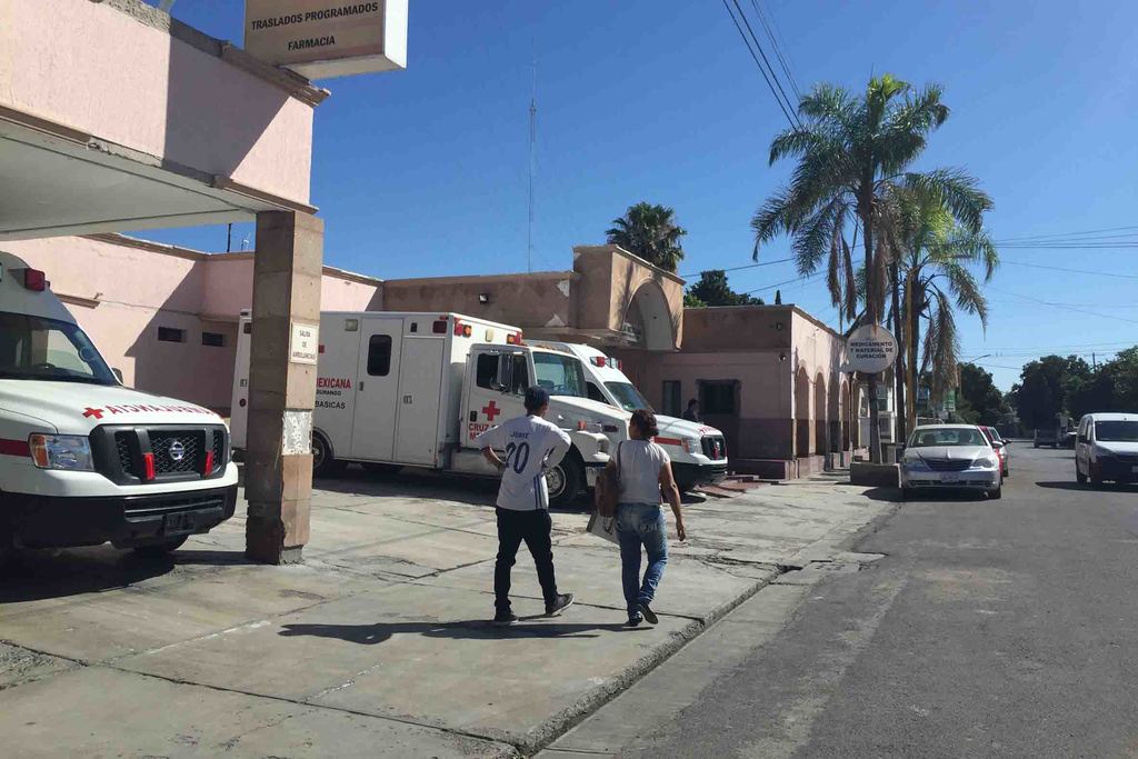 La mujer fue trasladada a las instalaciones de la Cruz Roja de Gómez Palacio para su atención médica. (EL SIGLO DE TORREÓN)