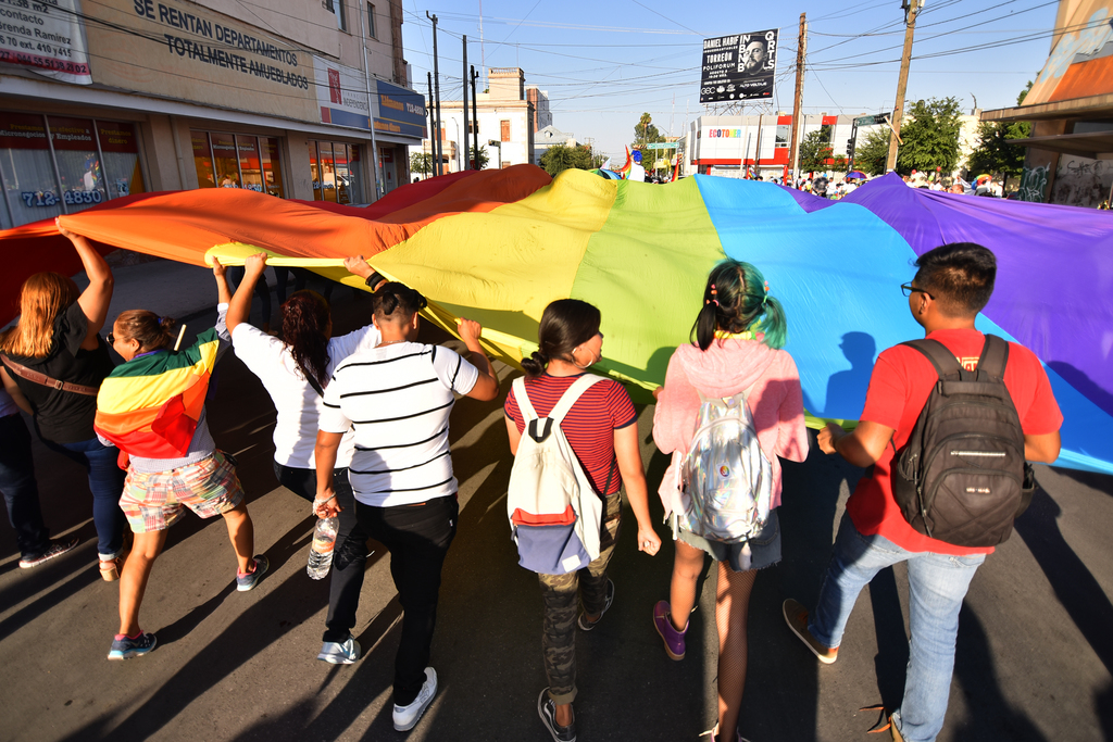 Miles de jóvenes participaron en la Marcha del Orgullo Gay, y portaron una enorme bandera. EL SIGLO DE TORREÓN