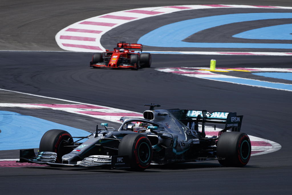 Lewis Hamilton en acción durante la clasificación para el Gran Premio de Francia; el británico ganó la 'pole' y suma 86 en su carrera. (EFE)