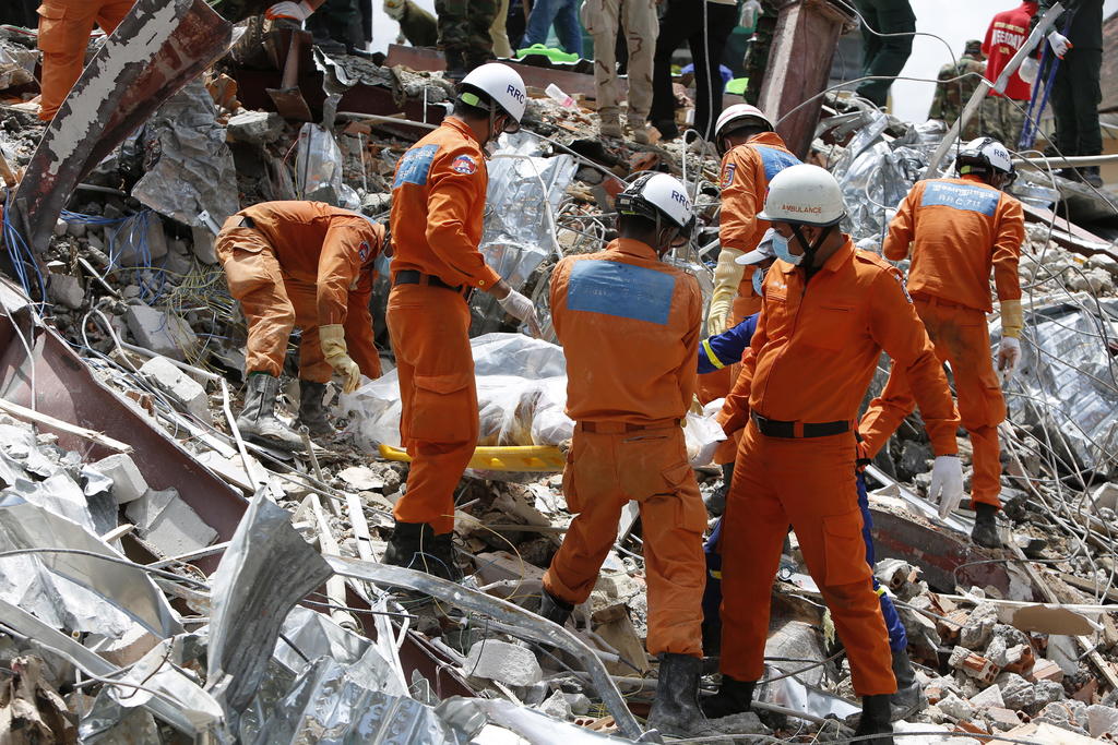 Trabajadores indicaron que el edificio en construcción en la ciudad costeña de Sihanoukville fungía además como su alojamiento, y que las cuadrillas pasaban las noches en el segundo piso. (EFE)