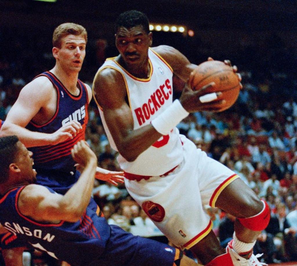 Hakeem Olajuwon (d) fue la primera selección del Draft de 1984; ganó dos títulos con los Rockets. (ARCHIVO)