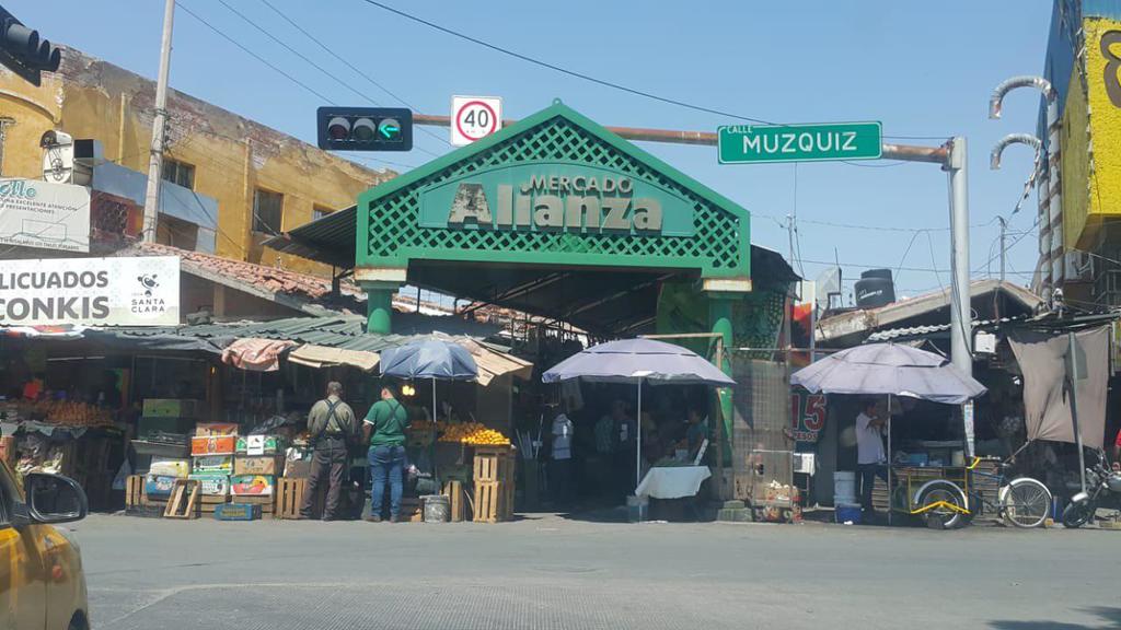 Temerosos de que pudiera registrarse un accidente, comerciantes del Mercado Alianza bloquearon la calle Múzquiz a la altura de la avenida Juárez para manifestarse contra la Comisión Federal de Electricidad (CFE). (EL SIGLO DE TORREÓN/YOLANDA RÍOS)