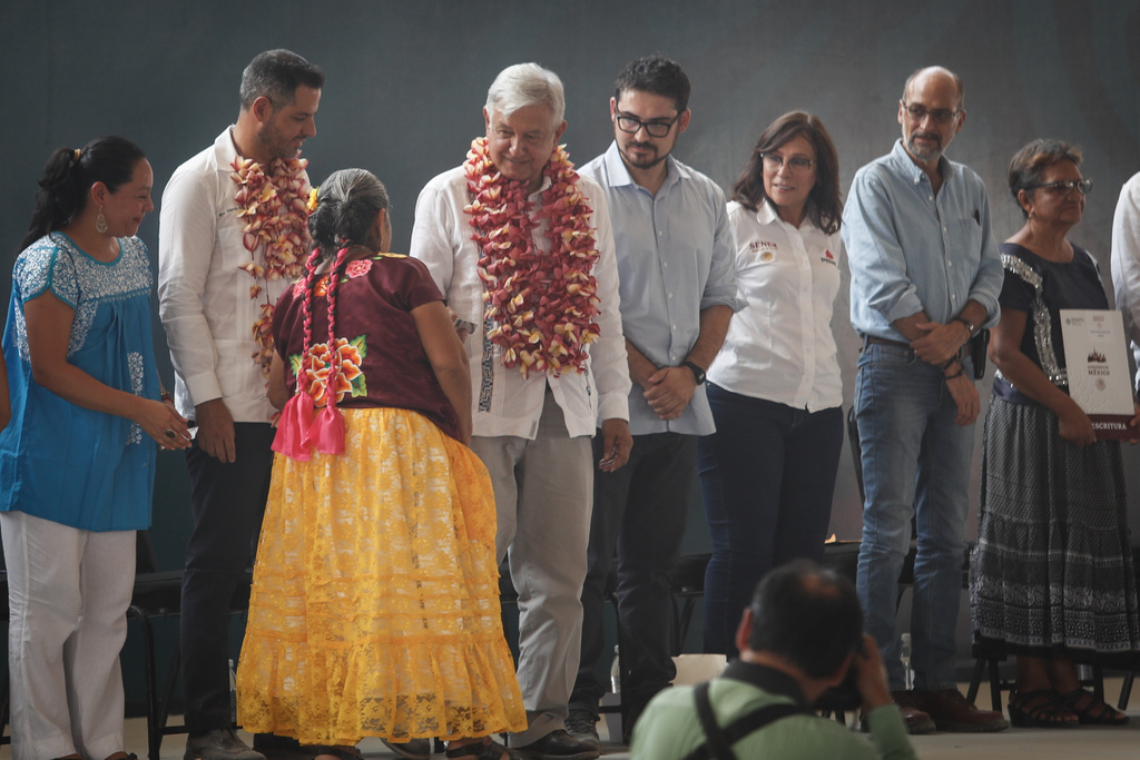 López Obrador durante un evento que realizó en Oaxaca, donde saluda a una representante de una comunidad indígena. (EL UNIVERSAL)