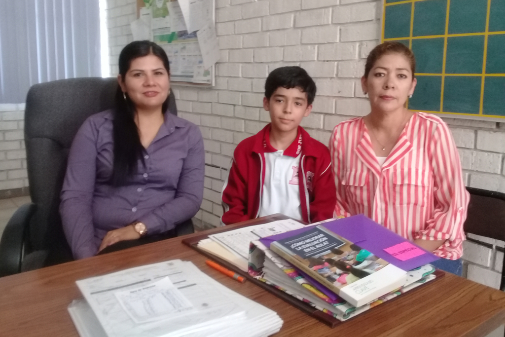Leonardo, acompañado de su maestra, Fabiola, y su madre, Nancy, pilares en su formación personal y educativa. (CORTESÍA)