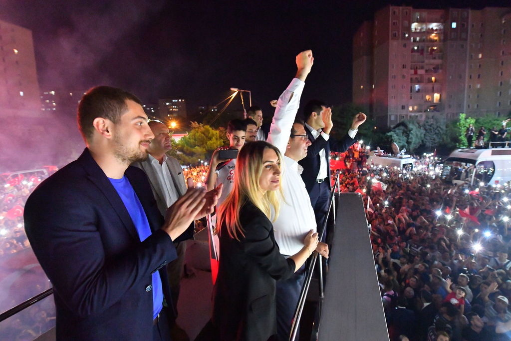 Aspectos de la celebración del líder opositor, Ekrem Imamoglu, que ganó la alcaldía de Estambul. (ARCHIVO)