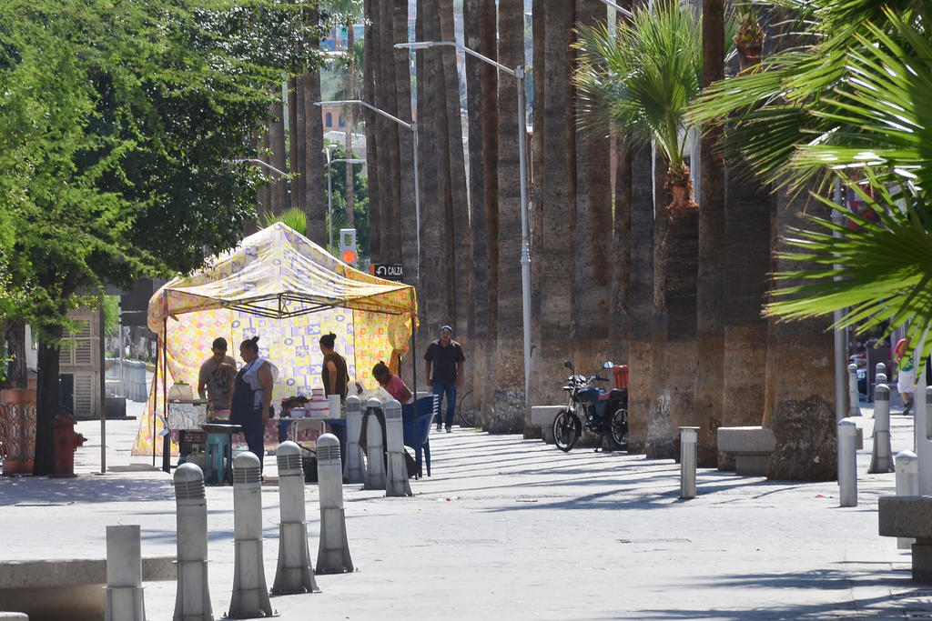 Sobre la Morelos y calle Cepeda en el Centro se colocó un toldo, así como mesas y sillas. (EL SIGLO DE TORREÓN)