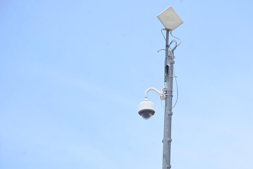 Ya se están instalando las cámaras de videovigilancia en las ciudades de Gómez Palacio y Lerdo, las cuales son tecnología compatible con las que ya se tienen en Torreón, con la finalidad de intercambiar información y dar mejores resultados en la atención y combate de hechos delictivos. (ARCHIVO)