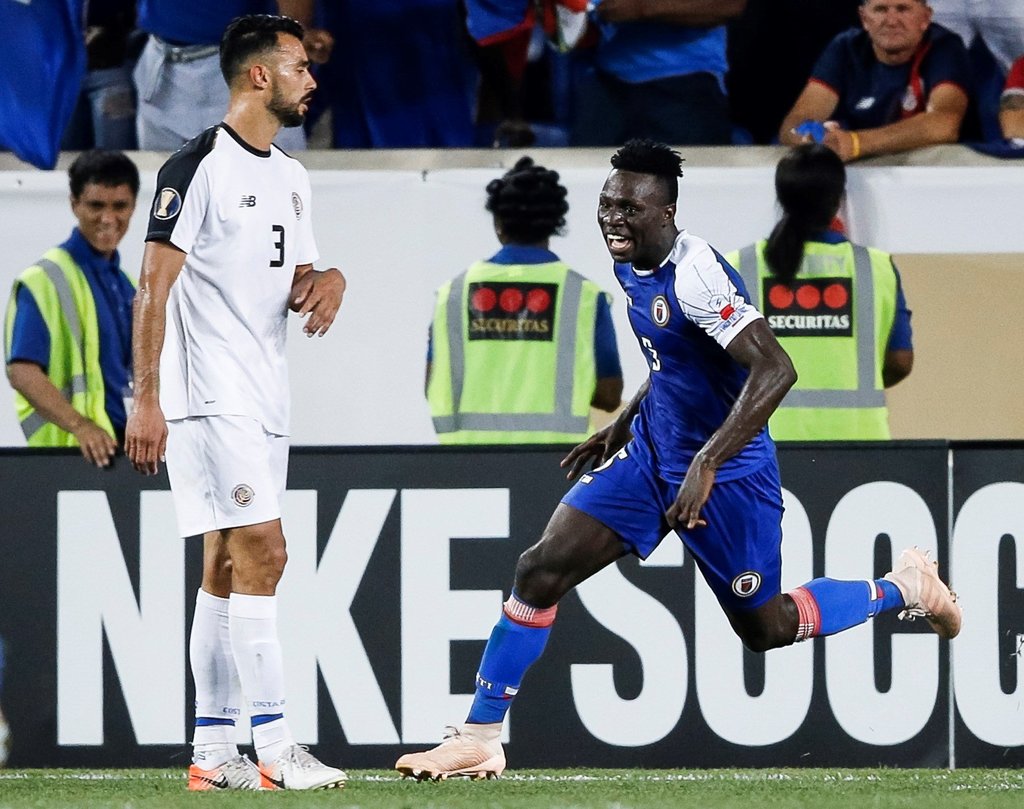 Haití dio la gran sorpresa, y tras vencer 2-1 a Costa Rica, acabó en primer lugar de su grupo, con lo que evitó medirse al 'Tri' en cuartos de final. (EFE)