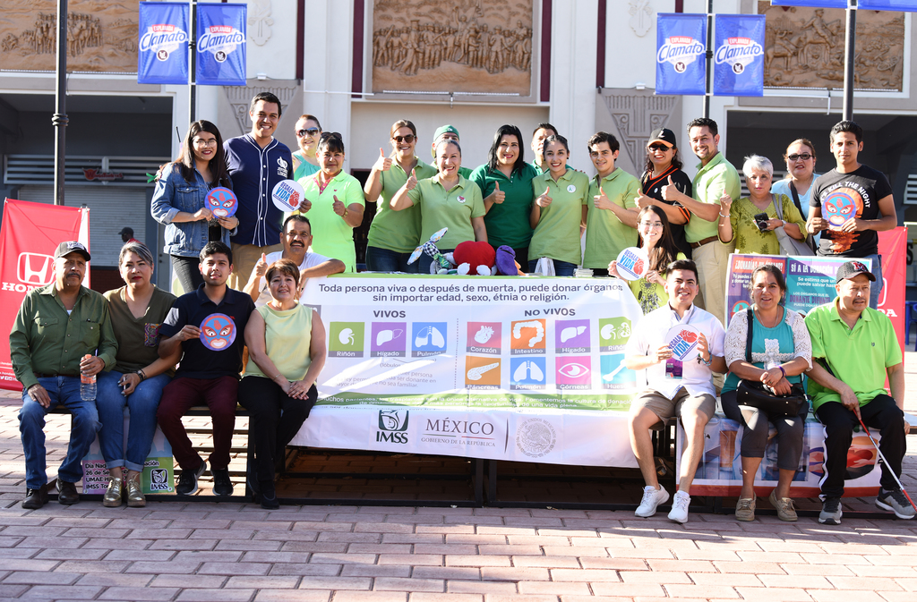 Participantes de la Campaña de donación de órgano y tejido del IMSS 71 'Dando un batazo por la vida'.