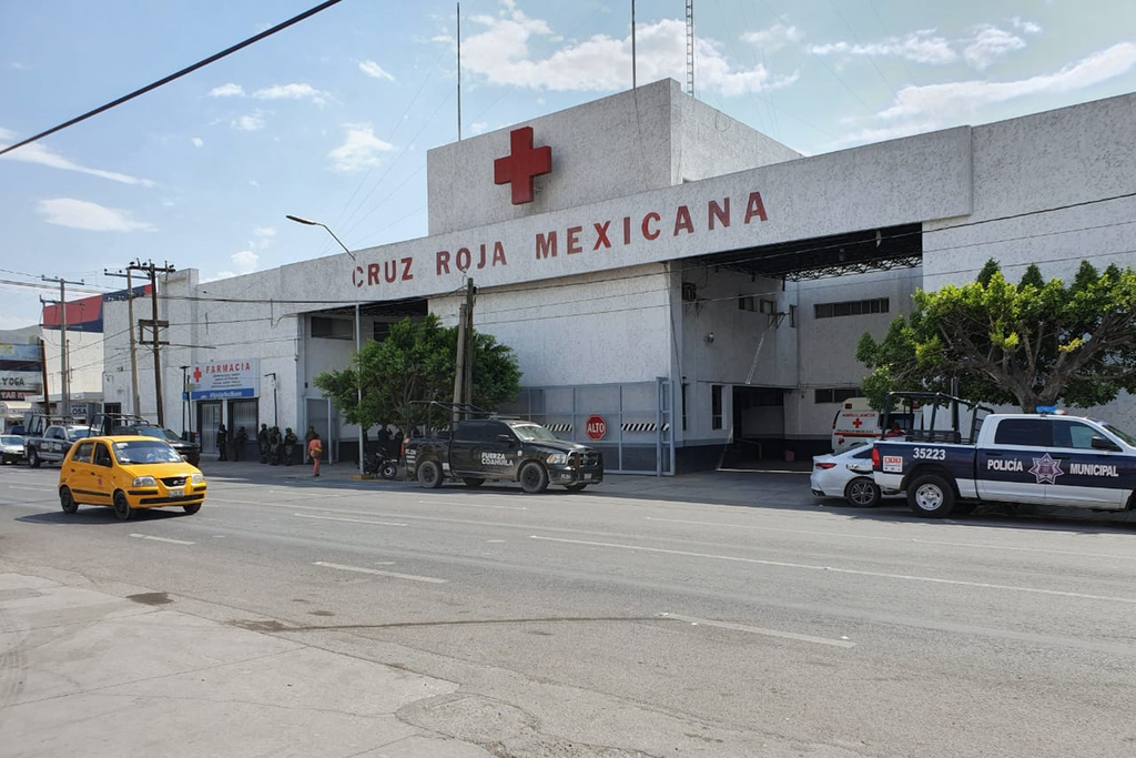Menor de 17 años llega a las instalaciones de Cruz Roja con heridas de bala en brazo y cara. (EL SIGLO DE TORREÓN)