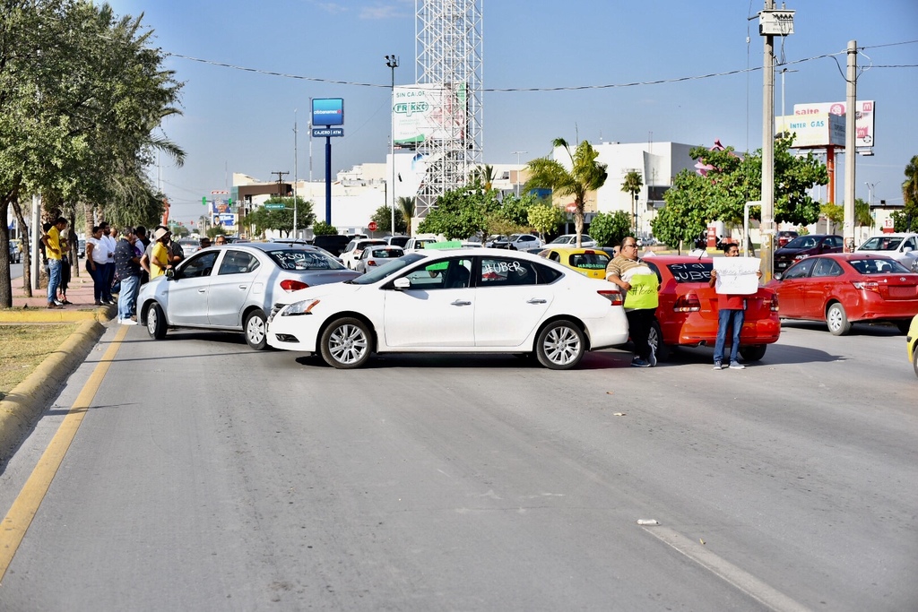 Conductores de Uber toman bulevar Independencia de Torreón; exigen al ayuntamiento los deje trabajar. (EL SIGLO DE TORREÓN)