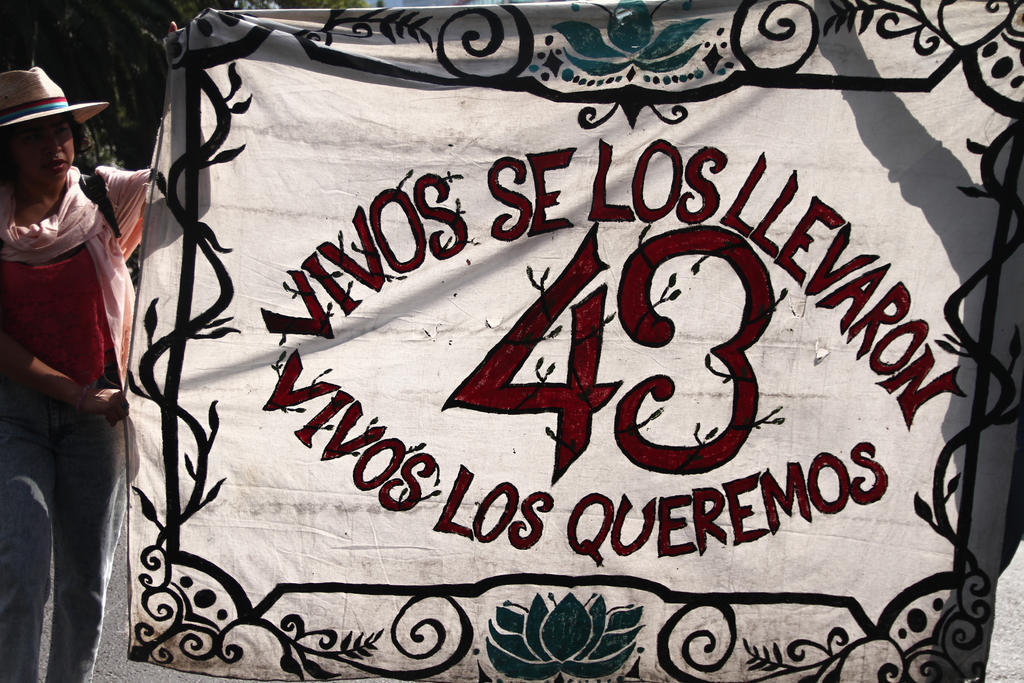 Con pancartas y gritos como '¡Porque vivos se los llevaron, vivos los queremos!', los manifestantes, la mayoría estudiantes de la Normal Rural de Ayotzinapa, demandan que la FGR ponga atención al caso y no lo olvide. (ARCHIVO)