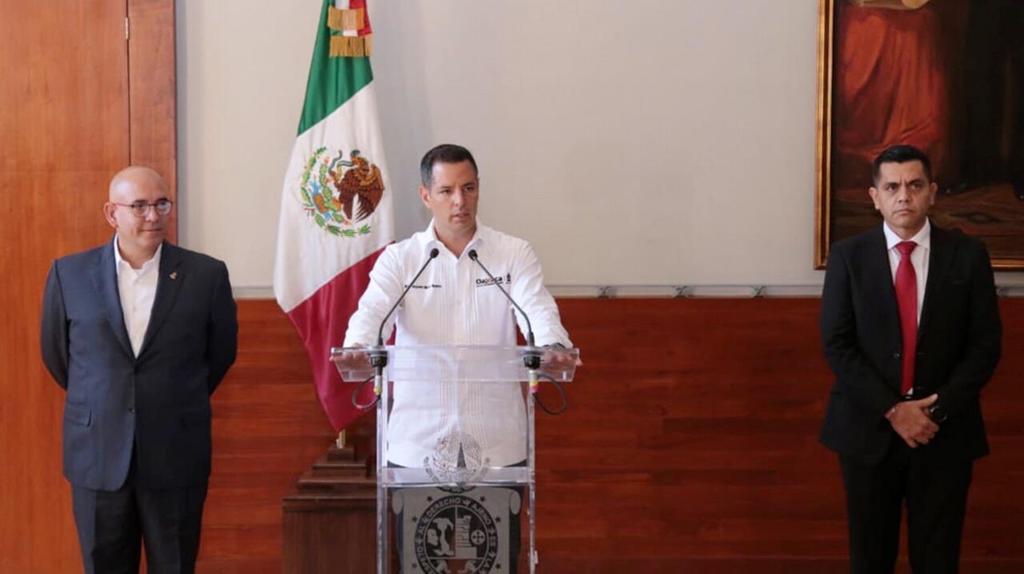 El gobernador Alejandro Murat nombró a Raúl Ernesto Salcedo Rosales como nuevo titular de la Secretaría de Seguridad Pública de Oaxaca (SSPO), en sustitución de José Raymundo Tuñón Jauregui, quien permaneció dos años en el cargo. (ARCHIVO)