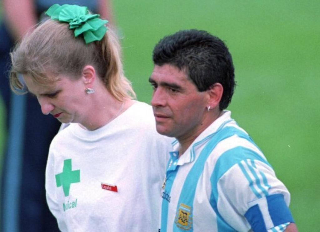 Maradona fue escoltado por una enfermera al finalizar el partido. (ESPECIAL)
