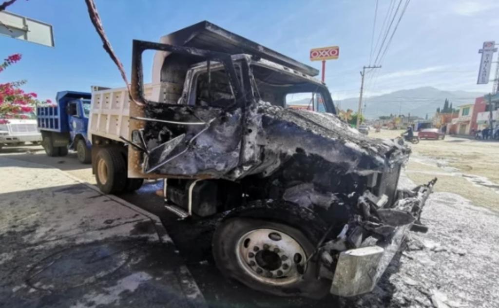 Versiones de medios de comunicación en el estado indican que varios camiones tipo volteo fueron quemados durante la refriega, registrada a la altura del crucero en Trinidad de Viguera, en este municipio. (EL UNIVERSAL)
