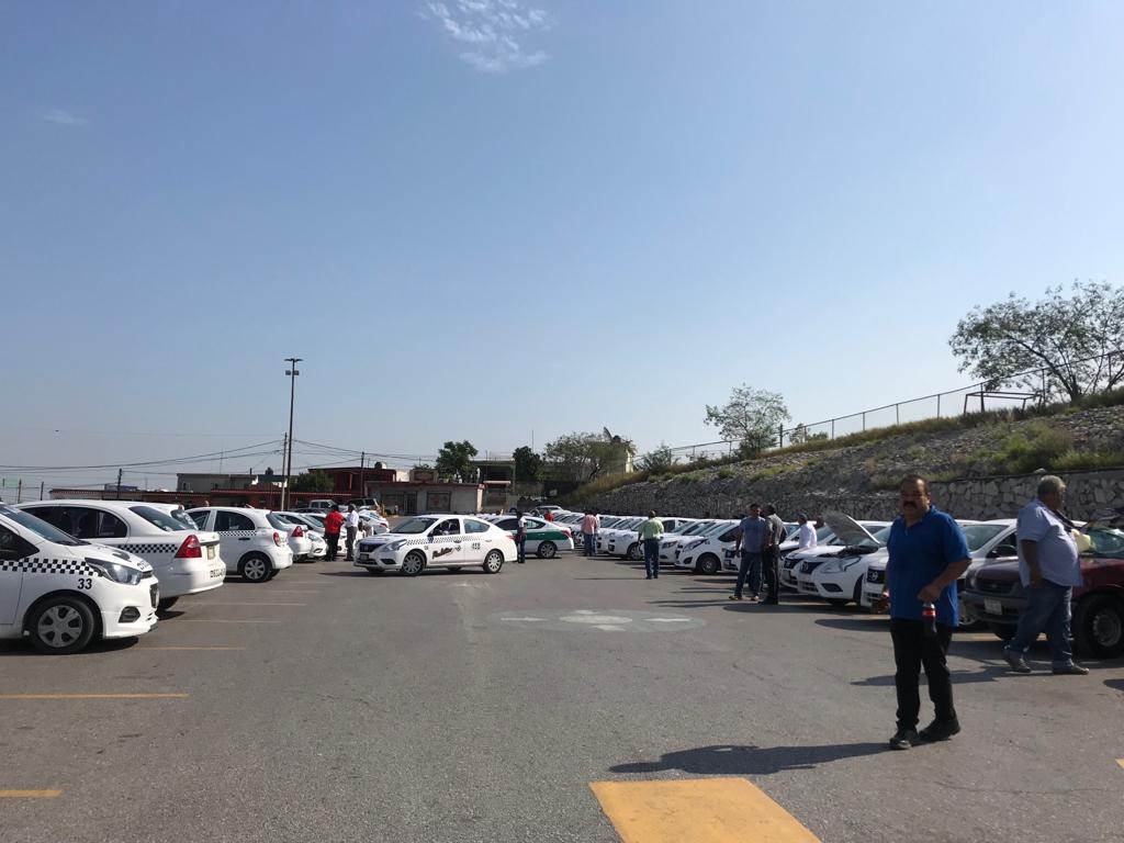 El estacionamiento de un conocido centro comercial sirvió de espacio para convocar a los taxistas de la organización. (EL SIGLO COAHUILA)