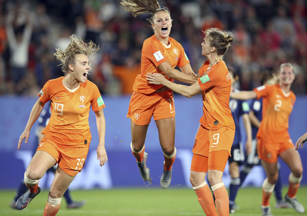La holandesa Lieke Martens (c) festeja tras anotar uno de sus dos goles en el duelo ante las japonesas. (AP)