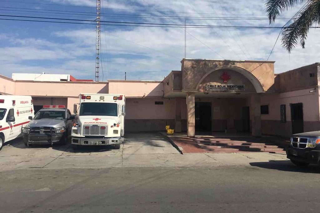 El hombre lesionado fue llevado en un taxi a las instalaciones de la Cruz Roja de Gómez Palacio para su atención médica. (EL SIGLO DE TORREÓN)