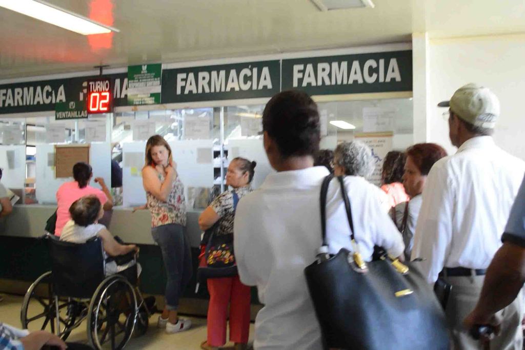 Personas en sillas de ruedas estaban visiblemente agotadas tras horas de estar esperando para llegar a la ventanilla de la farmacia. (EL SIGLO DE TORREÓN)
