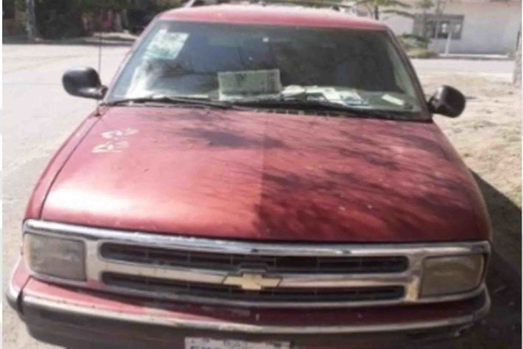 Se trata de una camioneta Chevrolet Blazer de color rojo de cuatro puertas. (EL SIGLO DE TORREÓN)