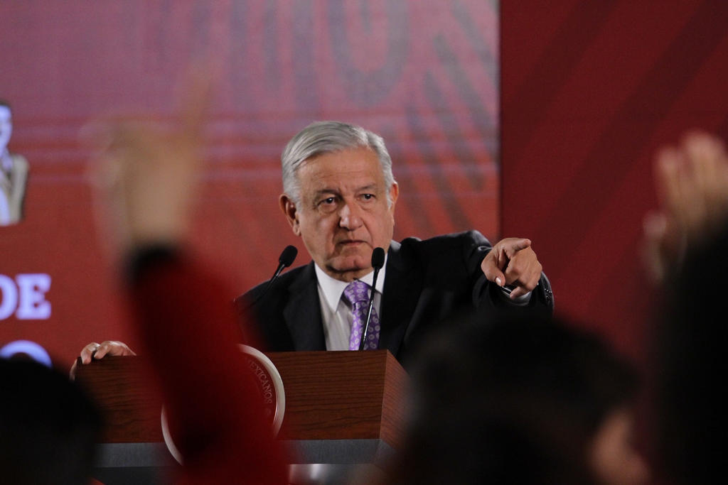 El presidente Andrés Manuel López Obrador se comprometió hoy a revisar la situación del Instituto Mexicano de la Radio (IMER), ante las versiones sobre recortes presupuestales, despidos y cierre de programas. (NOTIMEX)