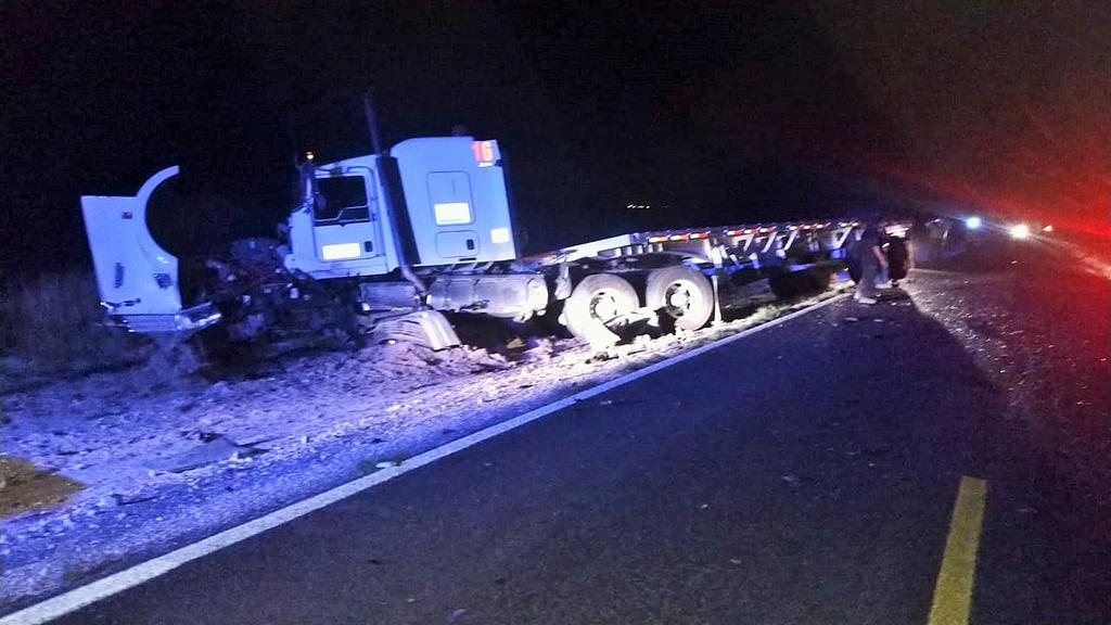 Se registró un accidente vial entre un tráiler y un automóvil particular sobre la carretera a ciudad Juárez, Durango, a la altura del ejido Las Cuevas del municipio de Lerdo. (EL SIGLO DE TORREÓN)