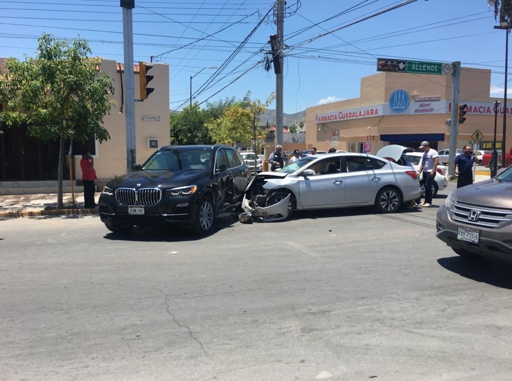 En el cruce de Comonfort y Allende frecuentemente se registran accidentes viales, por lo que se implementará más vigilancia. (EL SIGLO DE TORREÓN)