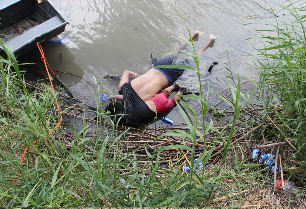 El cuerpo del migrante y de su hija quedaron tendidos boca abajo cerca de la orilla del río Bravo. (EFE)