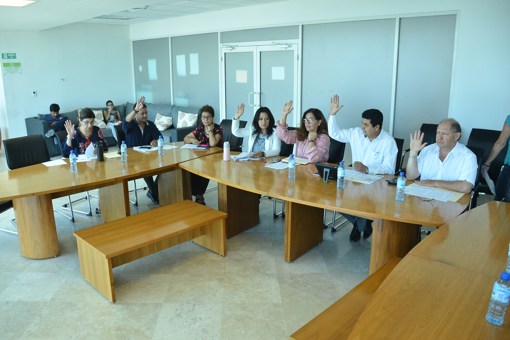 Regidores en comisiones analizarán los 24 manuales de operación del municipio de Torreón. (ROBERTO ITURRIAGA)