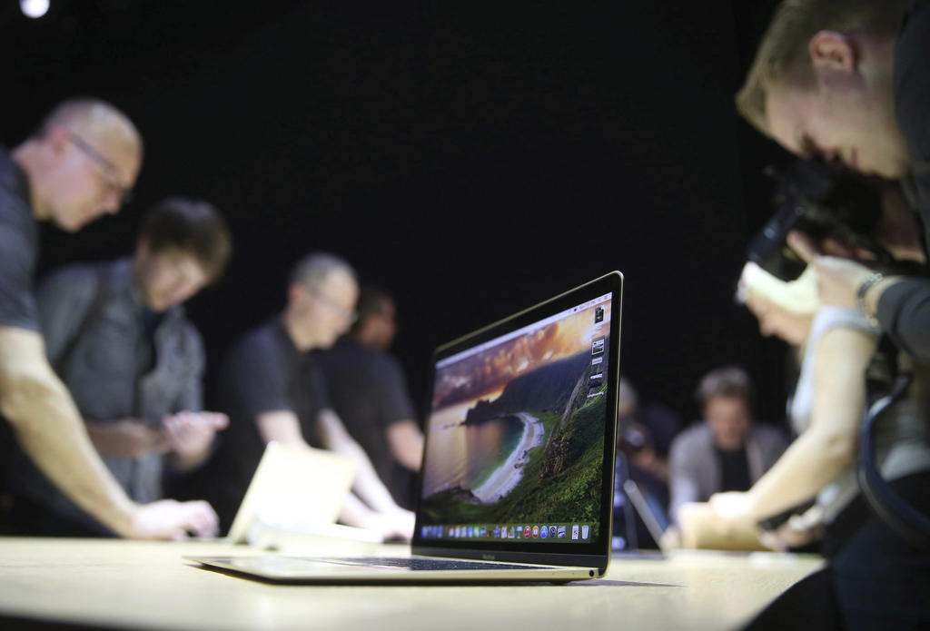 La 'llamada a revisión' voluntaria que Apple realizó la semana pasada para sus computadores MacBook Pro al haber detectado riesgos de que la batería se sobrecaliente afecta a 458,000 unidades en Estados Unidos y Canadá, publicó este jueves la Comisión para la Seguridad de los Productos de Consumo de Estados Unidos. (ARCHIVO)