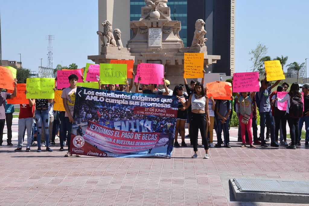 Realizaron esta mañana una protesta pacífica en la Plaza Mayor para exigir el pago de su beca 'Benito Juárez'. (FERNANDO COMPEÁN)