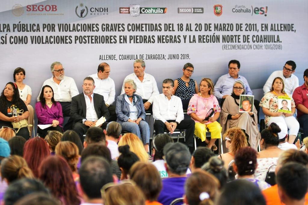 Riquelme Solís estuvo acompañado por la secretaria de Gobernación, Olga Sánchez Cordero, durante la disculpa pública por la desaparición y privación de la vida de habitantes de Allende, en marzo del 2011. 
