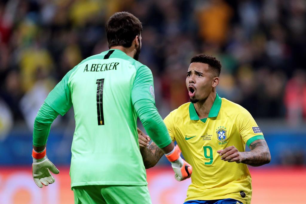 Gabriel de Jesús (d) y Alisson festejan al ganar en la serie de tiros penales, durante el partido entre Brasil y Paraguay en los cuartos de final de la Copa América de Futbol 2019, en el Estadio Arena do Gremio. (EFE)