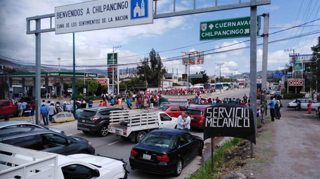 Campesinos de diferentes organizaciones sociales del estado bloquearon la Autopista del Sol, en demanda de la entrega del fertilizante gratuito. (ARCHIVO)