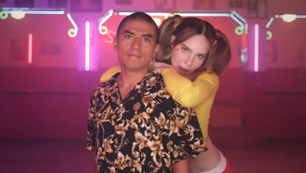 En el video, la cantante baila con el actor Jorge Antonio Guerrero, recordado por su papel como 'Fermín' en la cinta Roma, así como el cadete Tello en la serie de Luis Miguel. (ESPECIAL)